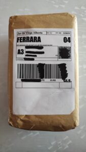 3) Il pacco viene sigillato e applicata etichetta di spedizione, dove è presente come mittente solo la nostra Ragione Sociale